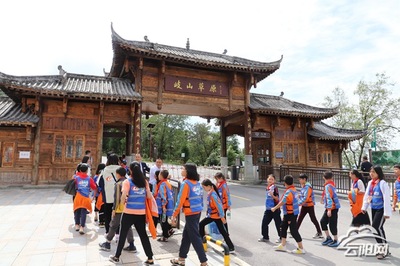 團(tuán)縣委組織學(xué)生開(kāi)展研學(xué)旅行活動(dòng) 讓學(xué)生學(xué)在路上，研學(xué)旅行助成長(zhǎng)